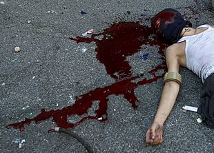 El joven fallecido, en el suelo (REUTERS)   -  Galería:  Secuencia de los hechos    
