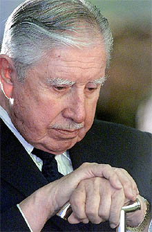 Un juez argentino pide la detención preventiva de Pinochet con fines de extradición