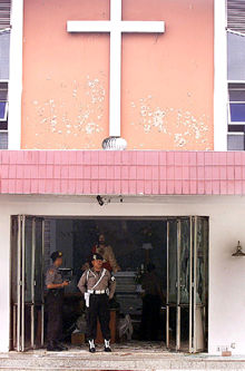 Wahid decreta el estado de emergencia y disuelve el parlamento indonesio