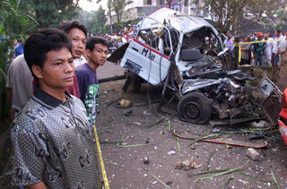 Wahid decreta el estado de emergencia y disuelve el parlamento indonesio