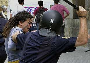 La contundente actuación policial de Génova provoca una oleada de protestas