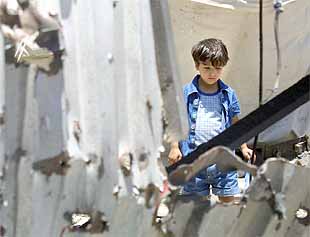 Israel destruye puestos de la guardia de Arafat tras la muerte de un colono de 17 años