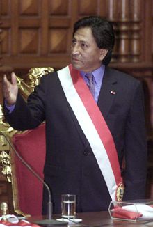    Toledo asume la presidencia de Perú con el compromiso de luchar contra la pobreza     