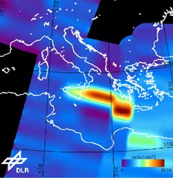   Las cenizas del Etna obligan a cerrar de nuevo el aeropuerto de Catania    Una imagen captada por un satélite muestra la inmensa nube de humo provocada por el volcán. (AP)  - Gráfico animado:   Así se produce la erupción de un volcán  