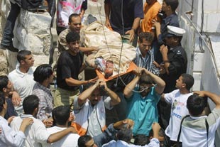   Ocho palestinos muertos en un ataque israelí contra una sede de Hamás    Varios palestinos transportan a una de las víctimas (EPAAFP)  Tema:   50 años de lucha por la tierra prometida 