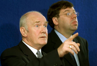 Los gobiernos británico e irlandés no ponen plazos al desarme del IRA