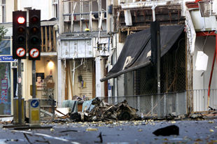 Al menos siete heridos al estallar un coche bomba en un barrio comercial de Londres