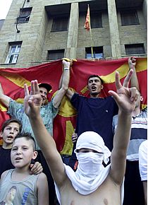 Eslavos y albaneses alcanzan un acuerdo para poner fin a seis meses de conflicto en Macedonia