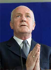 Londres suspende el Gobierno autónomo del Ulster para lograr un compromiso de desarme del IRA