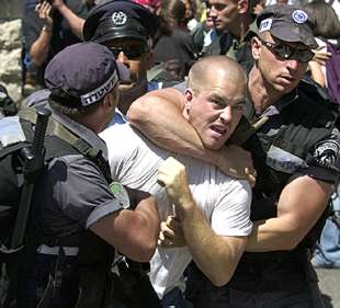 Arafat lanza una ofensiva diplomática para recuperar el control de la Casa de Oriente