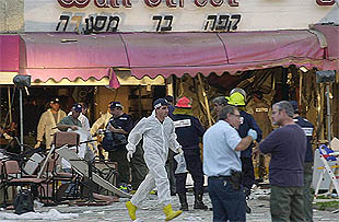Agentes de la Policía y miembros de los equipos sanitarios de rescate, entre los restos de la cafetería.
