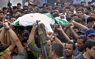 Un palestino es abatido por soldados israelíes en un campo de refugidos  de Gaza