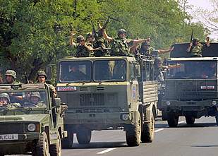 La OTAN aprueba el despliegue de 3.500 soldados en Macedonia para desarmar a la guerrilla