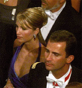   El príncipe y Eva Sannum, juntos en Oslo   En la foto, el príncipe Felipe y Eva Sannum, juntos a la entrada del baile oficial, tras el enlace de Haakon de Noruega y Mette-Marit. (EPA)    - Galería fotográfica:  Boda real en Noruega   