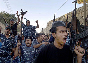   Los tanques israelíes abandonan la ciudad cisjordana de Beit Yala   En la imagen, un grupo de palestinos armados celebra la salida de los tanques de Beit Yala (Foto: Reuters)
