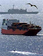 Comienza el traslado de los refugiados del 'Tampa' a Papúa Nueva Guinea sin pisar suelo australiano