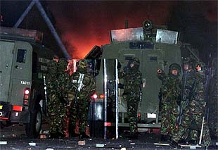 Solados británicos en el barrio de Belfast de Ardoyne Road, donde grupos protestantes han provocado violentos incidentes.