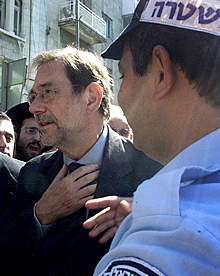 Solana es abucheado en el lugar del atentado.