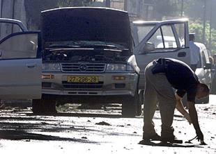 La policía examina el lugar del atentado.