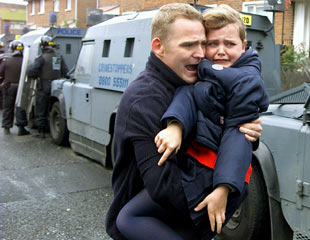 Una bomba casera hiere a dos policías que escoltaban a las escolares católicas de Belfast