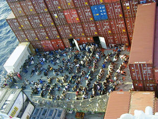 Decenas de refugiados afganos en la cubierta del barco noruego.