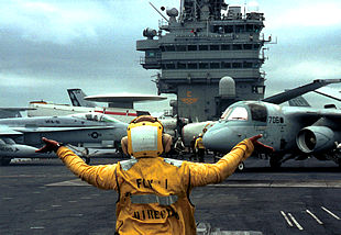 Maniobras realizadas ayer en la cubierta del portaviones estadounidense    USS George Washington , en el océano Atlántico.
