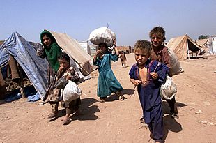 Decenas de miles de afganos huyen hacia Pakistán e Irán