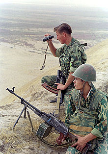 Dos soldados rusos vigilan la frontera entre Afganistán y Tayikistán.