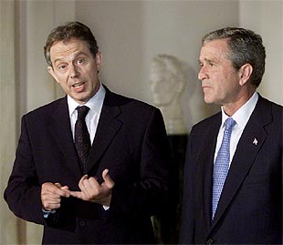 Tony Blair y George Bush atienden a la prensa tras su reunión.