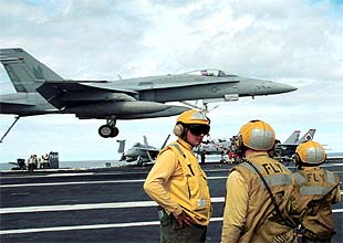 Un F-18 despega del portaaviones  USS Thoedore Roosevelt .