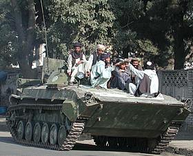 Bush aprueba un plan de ayuda encubierta para fortalecer a la oposición afgana