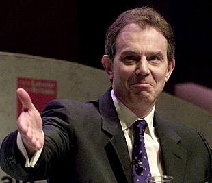 Blair insta a los talibán a entregar a Bin Laden o dejar el poder