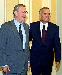 Donald Rumsfeld, junto al presidente uzbeko, Islam Karímov.