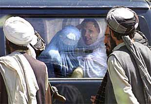 Kabul ofrece la liberación de los cooperantes si se detiene la amenaza militar