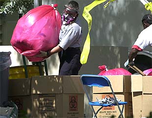 Los bomberos retiran material de la sede de  American Media Inc.
