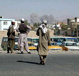 EE UU intensifica su ofensiva sobre Afganistán mientras sopesa emprender el despliegue terrestre