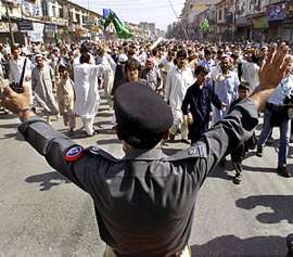 Pakistán recibe a Powell entre fuertes protestas contra los ataques