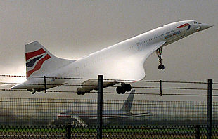 El Concorde realiza su primer vuelo trasatlántico tras el accidente de París