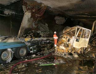 Los bomberos hallan sólo un amasijo de hierros en el interior del túnel de San Gotardo
