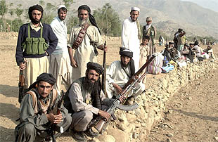 Un grupo de paquistaníes armados, en la frontera con Afganistán.