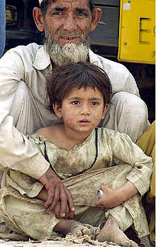 Las autoridades paquistaníes permiten la entrada de 500 niños y mujeres afganos