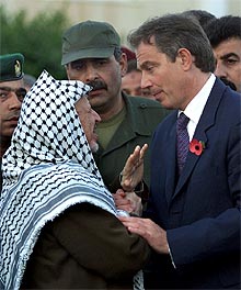 El líder palestino, Yasir Arafat, da la bienvenida al primer ministro británico, Tony Blair, en Gaza.