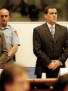 El taxista Zoran Zigic escucha el veredicto, en el que se le condena a 25 años de prisión.