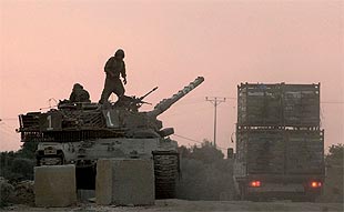 Peres y Arafat mantienen una charla "fructífera" en Bruselas