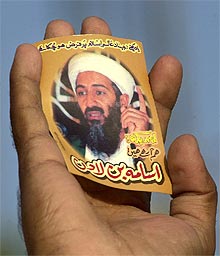 Un manifestante sostiene un retrato de Osama Bin Laden en Islamabad.
