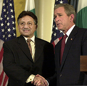 George W. Bush saluda a su homólogo paquistaní, Pervez Musharraf, ayer en Nueva York