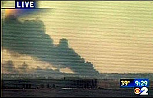 En el barrio de Queens se observa esta gran columna de humo.