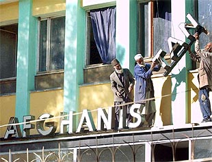 Habitantes de Kabul reparan las instalaciones de Radio Afganistán.