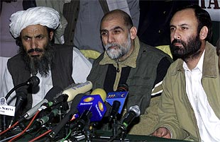 De izquierda a derecha, los comandantes de la Alianza Mohamed Atta y Mullah Malung y el seguidor del ex rey afgano Abdul Khaliq anuncian la nueva misión diplomática.