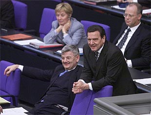 Schröder supera la moción de confianza y consigue el apoyo al envío de tropas